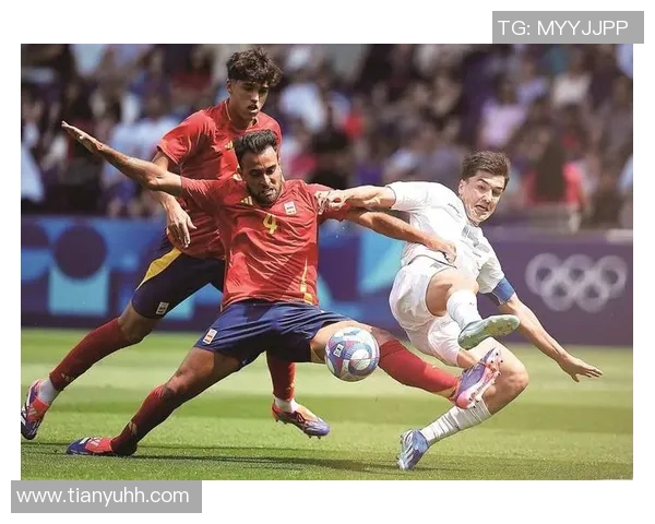 球星亲临助阵观看足球比赛现场感受精彩瞬间 球星亲临助阵观看足球比赛现场感受精彩瞬间