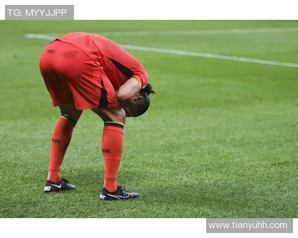 足球巨星泪洒赛场背后原因揭秘：荣耀与遗憾交织的动人瞬间